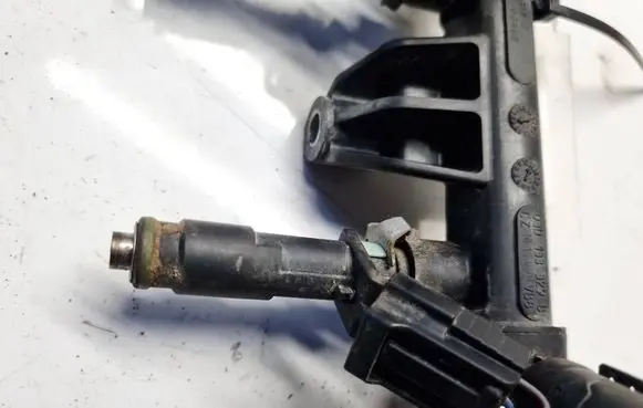 Volkswagen Fox Fuel injector 03D906031F