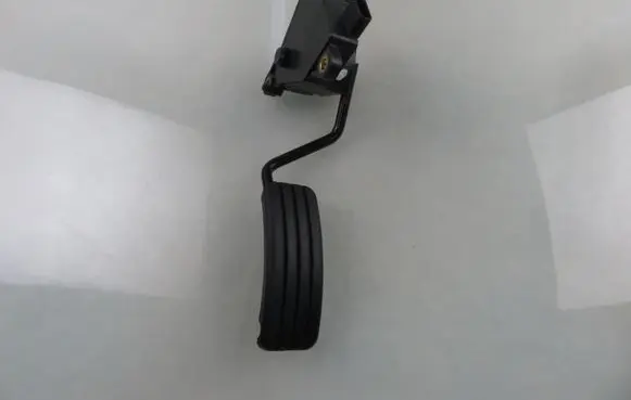 Accelerator throttle pedal