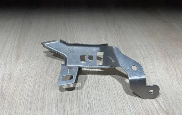 Porsche Cayenne (92A) Horn signal holder/bracket 7P5951193