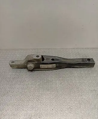 Volkswagen PASSAT B8 Engine mount bracket 5Q0199855P