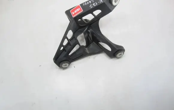 Volkswagen PASSAT B7 Gear shift cable bracket 1K0711789G