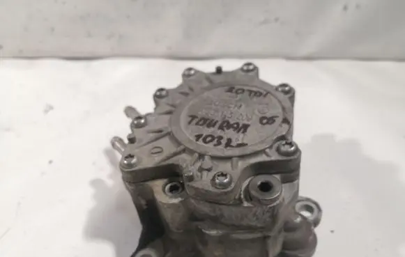 Volkswagen Touran I Vacuum pump 03G145209