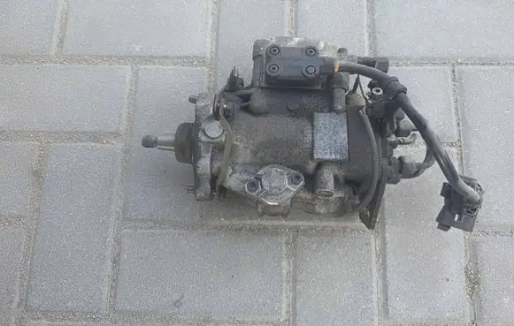 Audi A4 S4 B5 8D Fuel injection high pressure pump 028130109H
