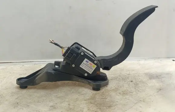 Hyundai Santa Fe Accelerator throttle pedal 327262B100 CJU0496A2B100