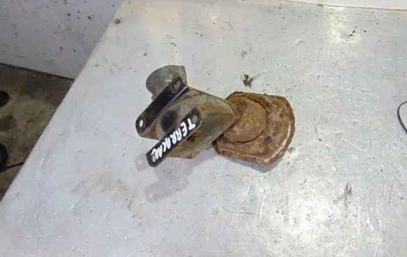 Hyundai Terracan Engine mount bracket