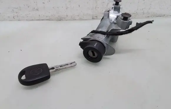 Volkswagen PASSAT B5 Ignition lock 4D0905851E