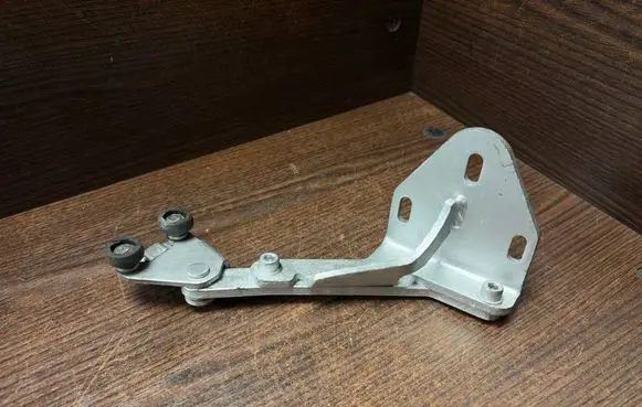 Iveco Daily 3rd gen Sliding door lower roller guide/hinge 1071178C 107117
