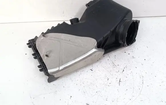 Volkswagen Touareg II Air filter box cover 7P6129601 7P0183
