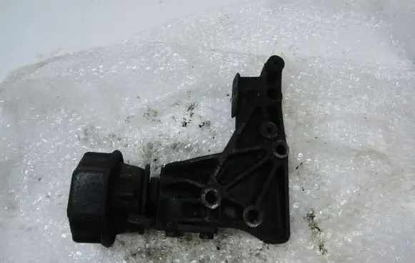 Volkswagen Transporter - Caravelle T4 Engine mounting bracket 