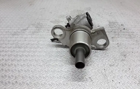 Volkswagen PASSAT B5 Master brake cylinder
