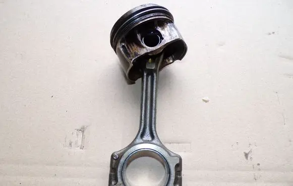 Renault Clio IV Piston with connecting rod 
