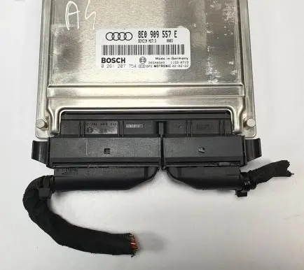 Audi A4 S4 B6 8E 8H Engine control unit/module ECU 8E0909557E