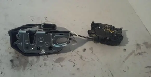 BMW 7 F01 F02 F03 F04 Front door soft close latching motor 7185691 41513098