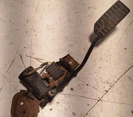 Accelerator throttle pedal