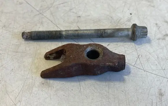 Opel Vivaro Fuel Injector clamp holder