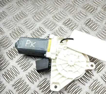 Mercedes-Benz CLA C117 X117 W117 Front door window regulator motor A2078200542