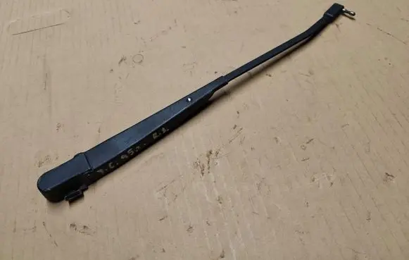 Front wiper blade arm