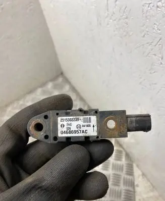 Chrysler Grand Voyager IV Airbag deployment crash/impact sensor 04686957AC 2515302239