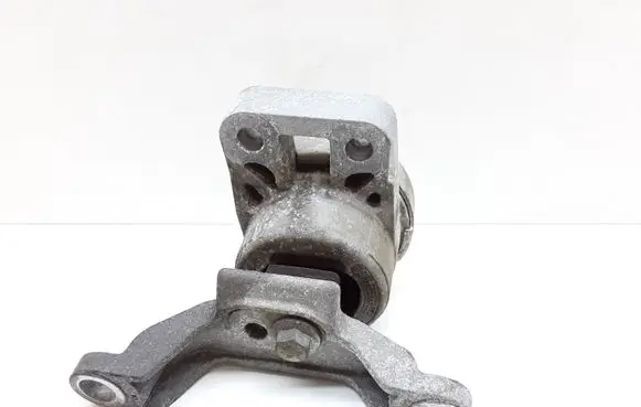 Volvo V70 Engine mount bracket