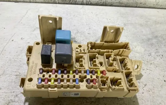 Toyota Avensis T250 Fuse box set 8264105030A 3000628197 06042619235402