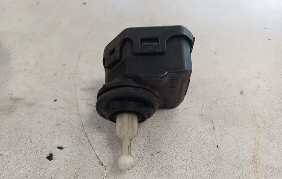 Volkswagen PASSAT B5.5 Headlight level adjustment motor 1J0941295C