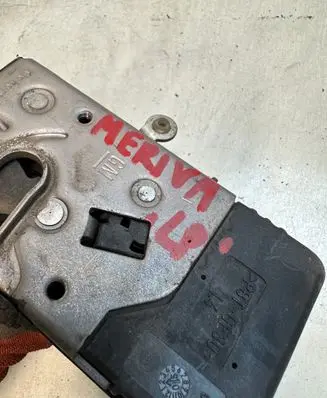 Opel Meriva A Front door lock 13203899