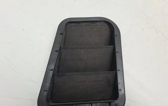 KIA Ceed Quarter panel pressure vent 975102F200