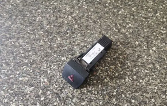 Mazda 2 Hazard light switch D651664H0
