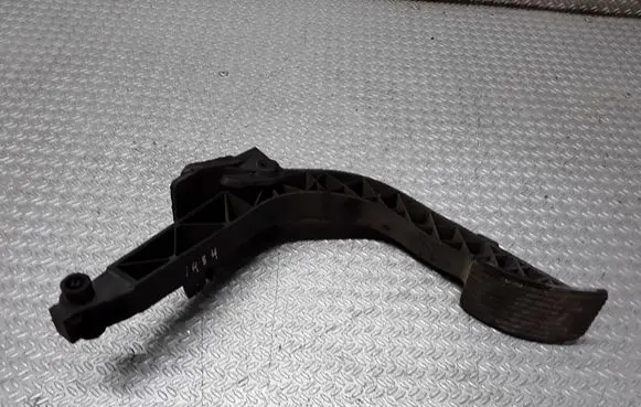 Accelerator throttle pedal