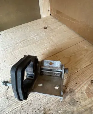 Radiator mount bracket