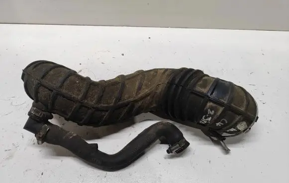Audi A6 S6 C4 4A Breather hose/pipe 046103221A