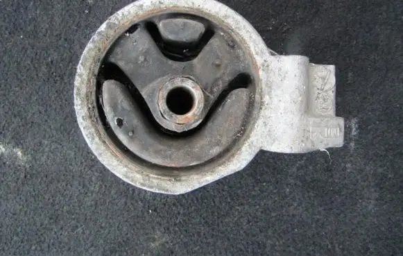 Volvo S40, V40 Engine mount bracket 3318030