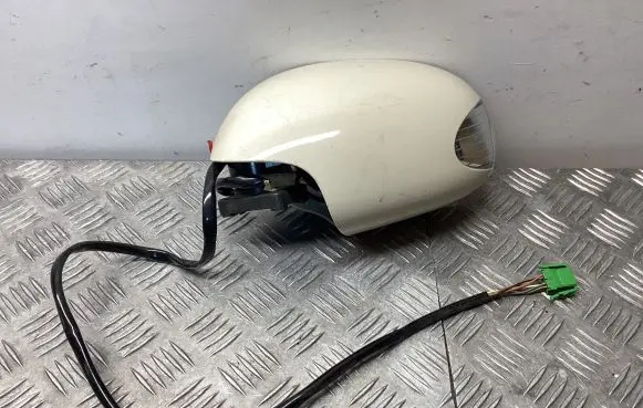 Volkswagen Beetle A5 Front door electric wing mirror
