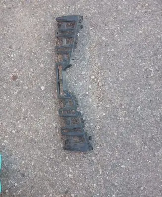 Front bumper mounting bracket
