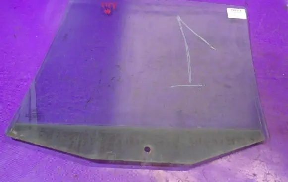 Ford Fusion Front door window glass four-door