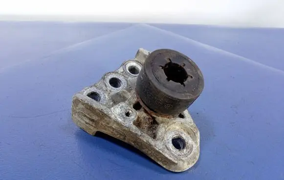 Hyundai Sonata Gearbox mounting bracket 21815-3N300