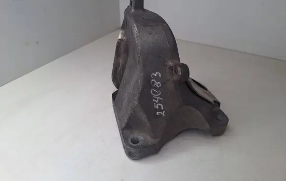 Engine mounting bracket
