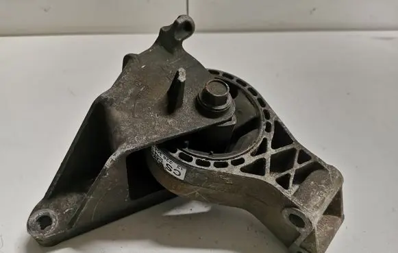 Opel Insignia A Engine mount bracket 13228305