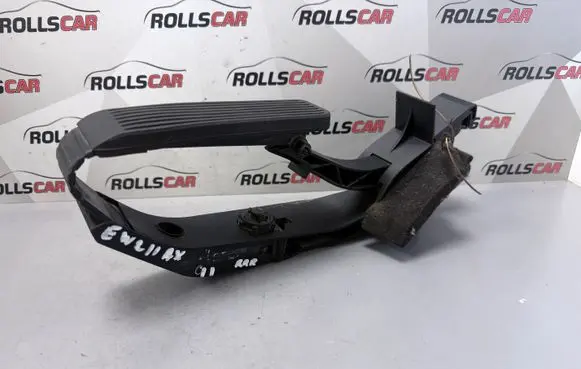 Mercedes-Benz E W211 Accelerator throttle pedal A2113000404