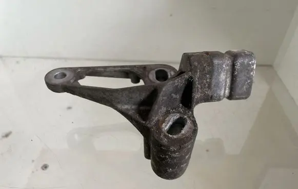 Engine mount bracket