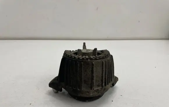 Mercedes-Benz E W212 Engine mount bracket