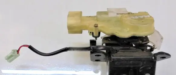 Mazda 323 F Tailgate/trunk/boot lock/catch/latch 3246770