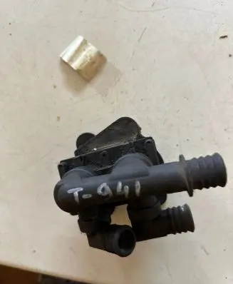 BMW 5 E34 Coolant heater control valve 1147412042