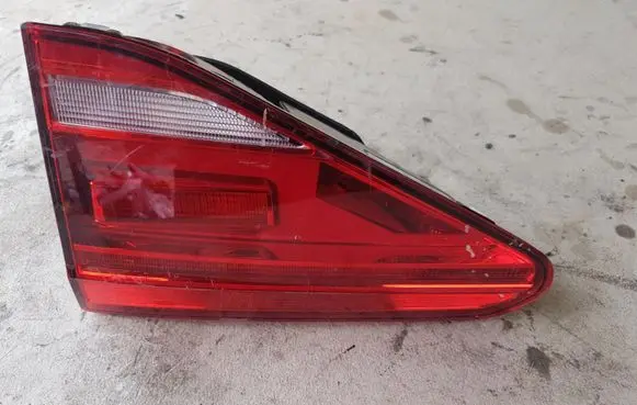 Tailgate rear/tail lights