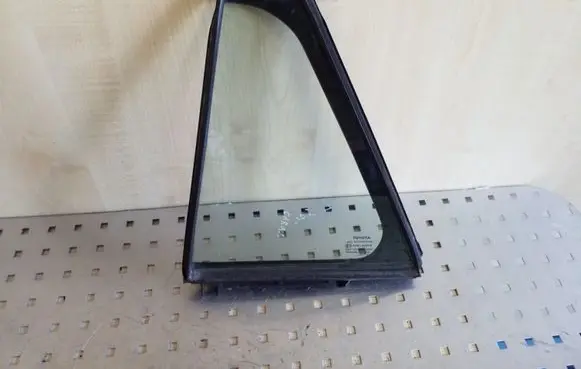 Toyota Avensis T270 Rear vent window glass 