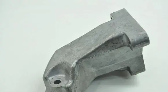 Mercedes-Benz CLS C218 X218 Engine mounting bracket A6422235404