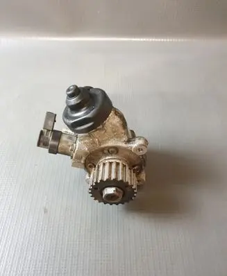 Skoda Octavia Mk3 (5E) Fuel injection high pressure pump 04L130755D 0445010537