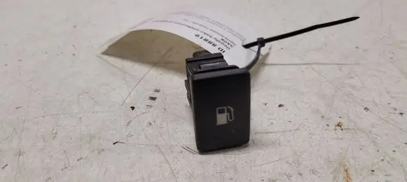 Toyota Avensis T270 Fuel tank opening switch 15C252