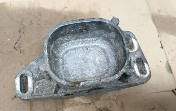 Volkswagen PASSAT B5.5 Engine mounting bracket 8D0199335Q