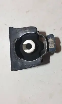 Toyota RAV 4 (XA40) Engine mount bracket